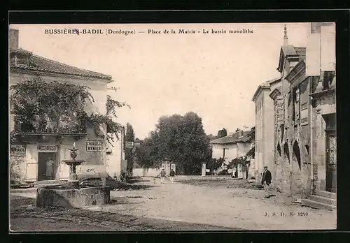 AK Bussière-Badil, Place de la Mairie, Le bassin monolithe