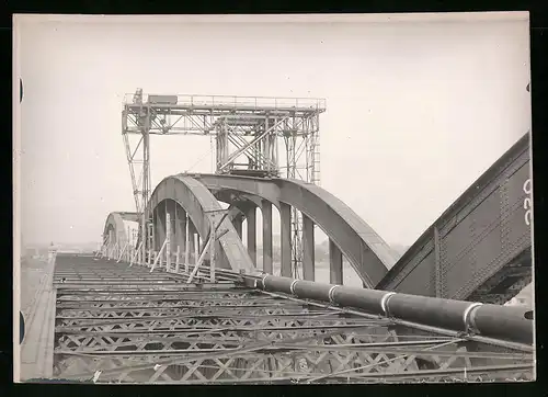 Fotografie Ansicht Wien-Floridsdorf, Brückenbau Kaiser Franz Joseph Brücke, Kran bei Vollendung der Bogenkonstruktion