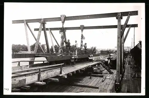 Fotografie Ansicht Wien-Floridsdorf, Brückenbau Kaiser Franz Joseph Brücke, Kettenwinden heben Bauteil auf Montagewaggon