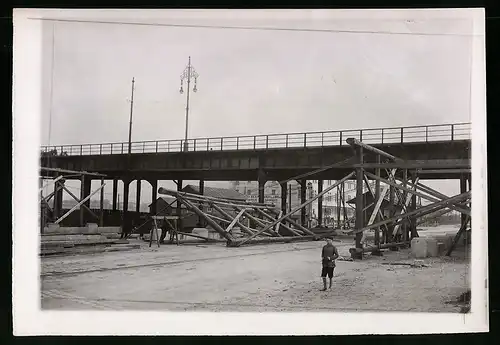 Fotografie Ansicht Wien-Floridsdorf, Brückenbau Kaiser Franz Joseph Brücke, Arbeiter heben hölzerne Stützkonstruktion