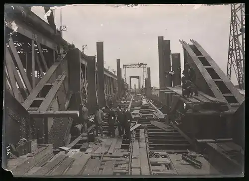 Fotografie Ansicht Wien-Floridsdorf, Brückenbau Kaiser Franz Joseph Brücke, Ingenieure prüfen Pfeiler der Bogenbrücke