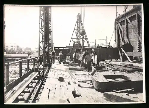 Fotografie Ansicht Wien-Floridsdorf, Brückenbau Kaiser Franz Joseph Brücke, Arbeiter montieren Traverse mit einem Kran