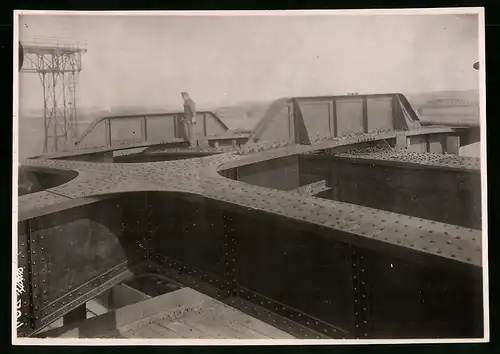 Fotografie Ansicht Wien-Floridsdorf, Brückenbau Kaiser Franz Joseph Brücke, Arbeiter läuft über grosses Brückenbauteil