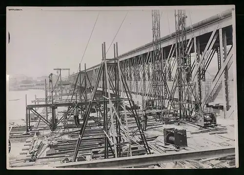 Fotografie Ansicht Wien-Floridsdorf, Brückenbau Kaiser Franz Joseph Brücke, Arbeiter montieren einen Laufkran