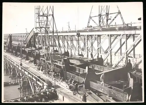 Fotografie Ansicht Wien-Floridsdorf, Brückenbau Kaiser Franz Joseph Brücke, Arbeiter montieren Querkran