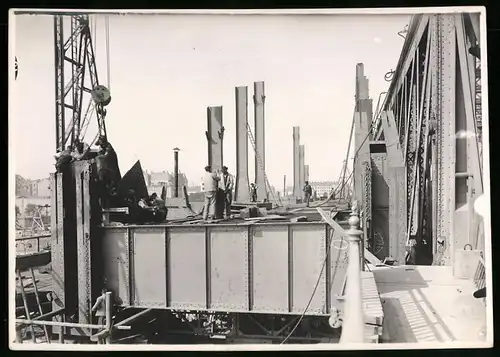Fotografie Ansicht Wien-Floridsdorf, Brückenbau Kaiser Franz Joseph Brücke, Arbeiter montieren Bogen-Pfeiler