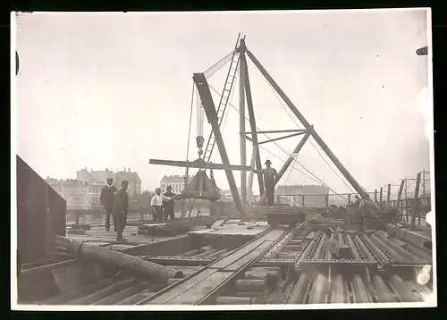 Fotografie Ansicht Wien-Floridsdorf, Brückenbau Kaiser Franz Joseph Brücke, Arbeiter montieren Bauteile mit einem Kran