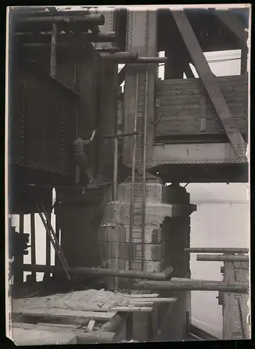 Fotografie Ansicht Wien-Floridsdorf, Brückenbau Kaiser Franz Joseph Brücke, Arbeiter hantiert an der Pendelstütze