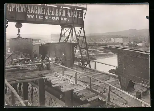 Fotografie Ansicht Wien-Floridsdorf, Brückenbau Kaiser Franz Joseph Brücke, Kran hebt Bogen-Schlussstück in Position