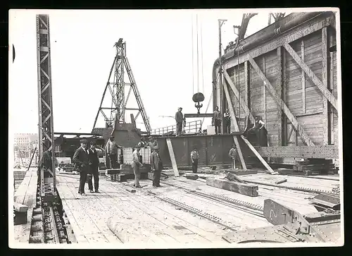 Fotografie Ansicht Wien-Floridsdorf, Brückenbau Kaiser Franz Joseph Brücke, erster Spurträger wird montiert