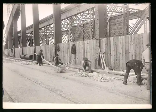 Fotografie Ansicht Wien-Floridsdorf, Brückenbau Kaiser Franz Joseph Brücke, Strassenbauer verlegen Pflastersteine