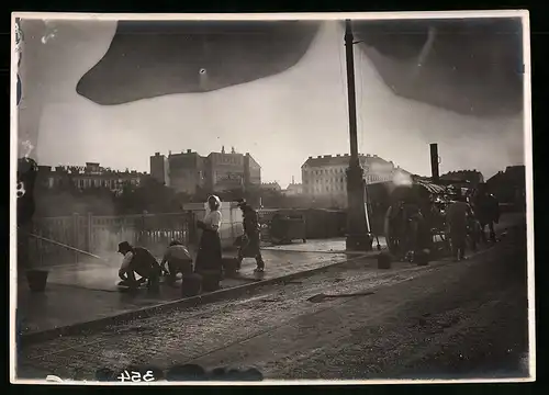 Fotografie Ansicht Wien-Floridsdorf, Brückenbau Kaiser Franz Joseph Brücke, Gehweg wird asphaltiert, Asphaltkocher