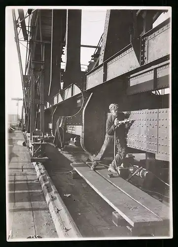 Fotografie Ansicht Wien-Floridsdorf, Brückenbau Kaiser Franz Joseph Brücke, Arbeiter vernietet Brückentraverse