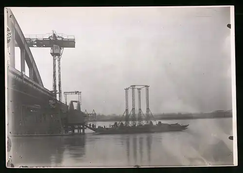 Fotografie Ansicht Wien-Floridsdorf, Brückenbau Kaiser Franz Joseph Brücke, Ponton mit Kran-Kettenzug neben Stützpfeiler