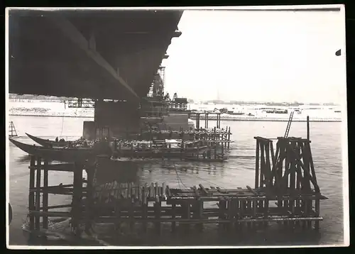 Fotografie Ansicht Wien-Floridsdorf, Brückenbau Kaiser Franz Joseph Brücke, Ponton mit Ramme für Holzpfeiler