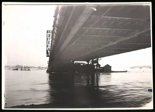 Fotografie Ansicht Wien-Floridsdorf, Brückenbau Kaiser Franz Joseph Brücke, Blick unter die Brücke zum ersten Pfeiler
