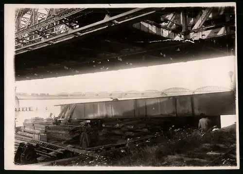 Fotografie Ansicht Wien-Floridsdorf, Brückenbau Kaiser Franz Joseph Brücke, Arbeiter stellen Montagegerüst auf