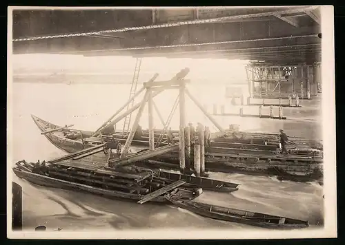 Fotografie Ansicht Wien-Floridsdorf, Brückenbau Kaiser Franz Joseph Brücke, Ponton dient zum Abbau vom Montagegerüst