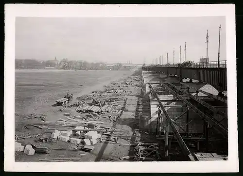 Fotografie Ansicht Wien-Floridsdorf, Brückenbau Kaiser Franz Joseph Brücke, Baustelle mit Altmaterial neben der Brücke