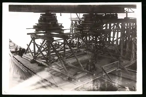 Fotografie Ansicht Wien-Floridsdorf, Brückenbau Kaiser Franz Joseph Brücke, Transportgerüst auf mehreren Ponton's