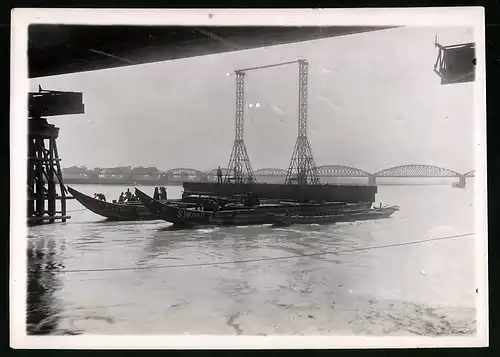 Fotografie Ansicht Wien-Floridsdorf, Brückenbau Kaiser Franz Joseph Brücke, Ponton's mit Hebevorrichtung