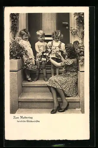 AK Zum Muttertag herzliche Glückwünsche, Kinder beschenken Mutter