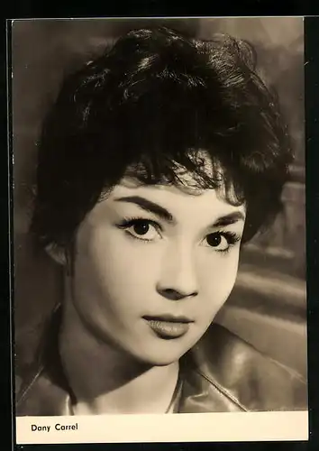 AK Schauspielerin Dany Carrel mit ernstem Blick