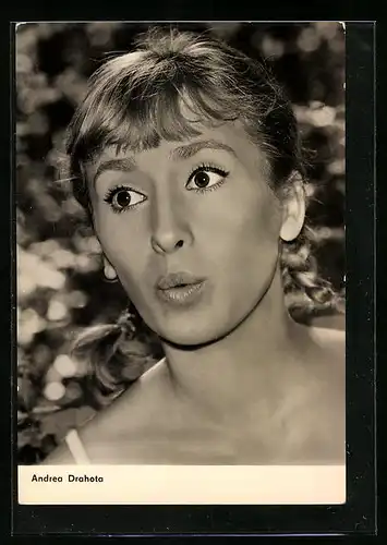 AK Schauspielerin Andrea Drahota schaut sehr überrascht