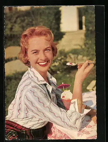 AK Schauspielerin Germaine Damar geniesst einen Eisbecher