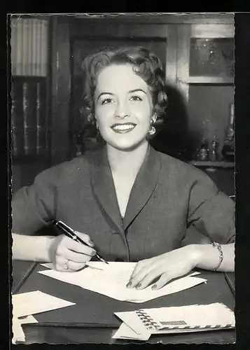 AK Schauspielerin Germaine Damar unterschreibt ein Papier