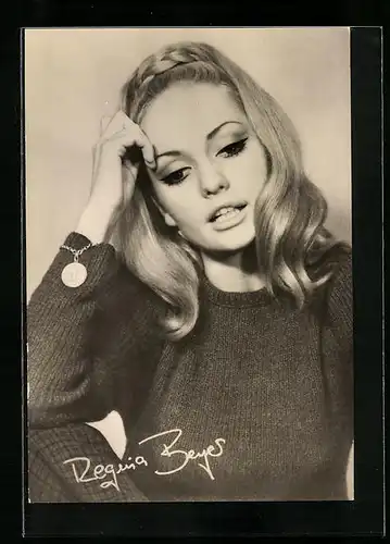 AK Schauspielerin Regina Beyer als blonder Vamp