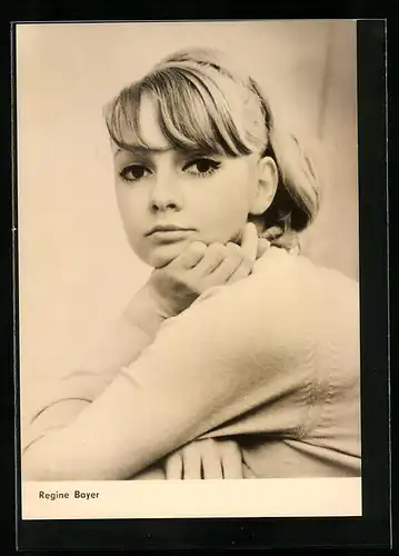 AK Schauspielerin Regina Bayer schaut nachdenklich drein