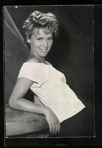 AK Schauspielerin Susanne Cramer lehnt lässig an einem Tisch