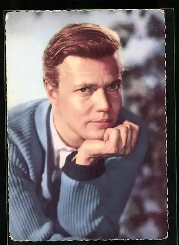 AK Schauspieler Karlheinz Böhm stützt den Kopf in die Hand