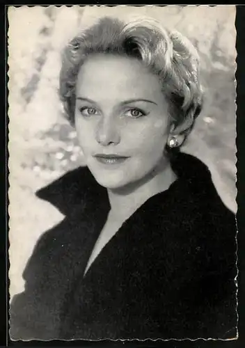 AK Schauspielerin Hannelore Bollmann im schwarzem Mantel