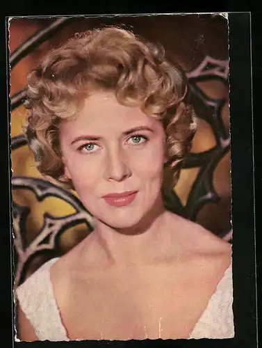 AK Schauspieler Cornell Borchers in einem tief ausgeschnittenem Kleid