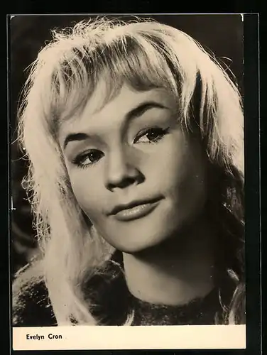 AK Schauspielerin Evelyn Cron mit frechem Blick
