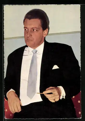 AK Schauspieler Carlos Thompson isst eine salzstange