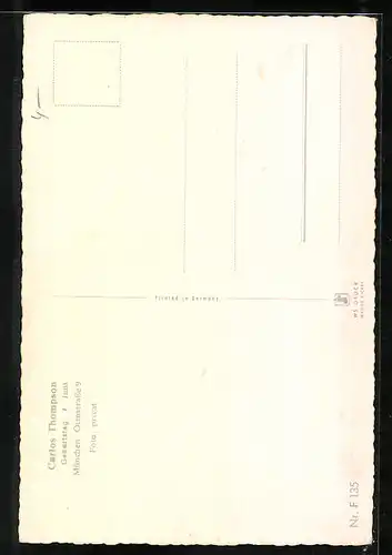 AK Schauspieler Carlos Thompson isst eine salzstange