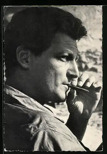 AK Schauspieler Carlos Thompson geniesst eine Zigarillo