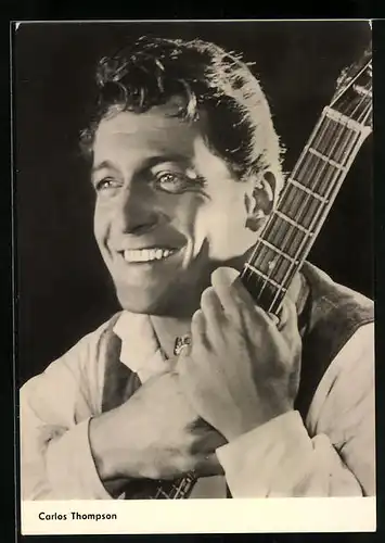 AK Schauspieler Carlos Thompson lächelnd mit Gitarre
