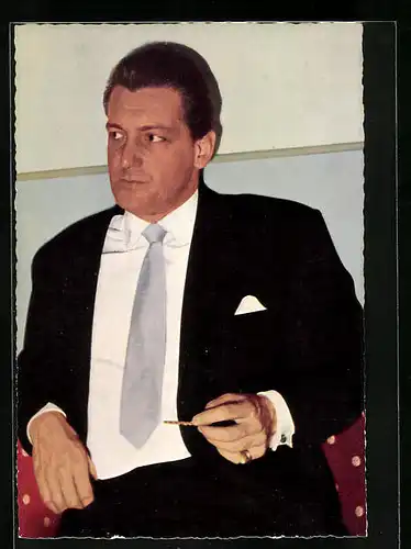 AK Schauspieler Carlos Thompson isst eine Salzstange