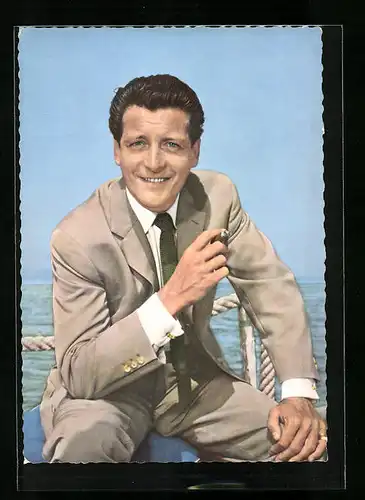 AK Schauspieler Carlos Thompson am Meer mit Zigarre