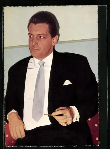 AK Schauspieler Carlos Thompson isst eine Salzstange