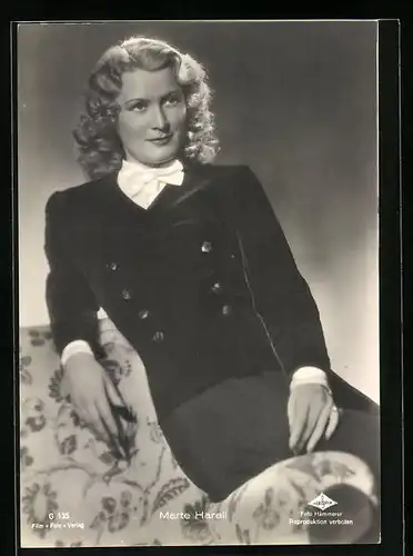 AK Schauspielerin Marte Harell auf einem Sessel sitzend mit Fliege