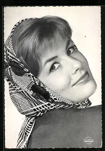 AK Schauspielerin Sabine Bethmann trägt ein Kopftuch