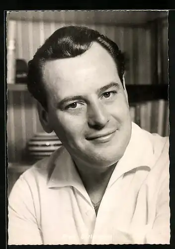 AK Schauspieler Fred Bertelmann mit verschmitztem Lächeln