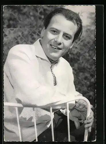 AK Schauspieler Fred Bertelmann auf einem Stuhl sitzend