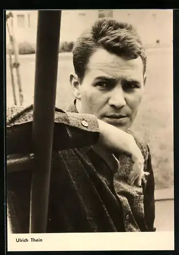 AK Schauspieler Ulrich Thein raucht lässig eine Zigarette