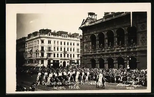 AK Wien, X. Deutsches Bundes Sängerfest 1928 - Festzug mit Menschenmenge